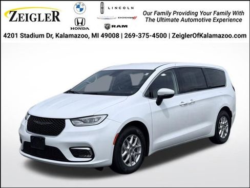Used 2023 Chrysler Pacifica Touring-L FWD image 1