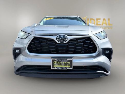 Used 2022 Toyota Highlander XLE AWD/4WD image 2
