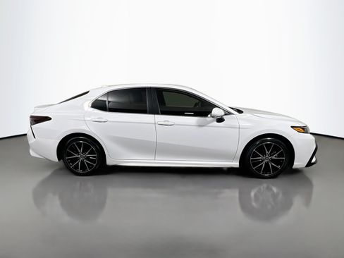 Used 2024 Toyota Camry SE FWD image 3