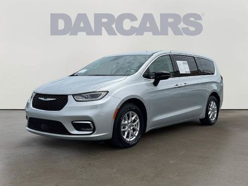 Used 2024 Chrysler Pacifica Touring-L FWD image 3