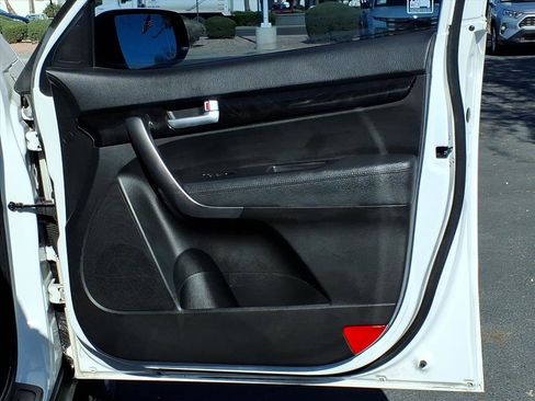 Used 2015 Kia Sorento LX image 11