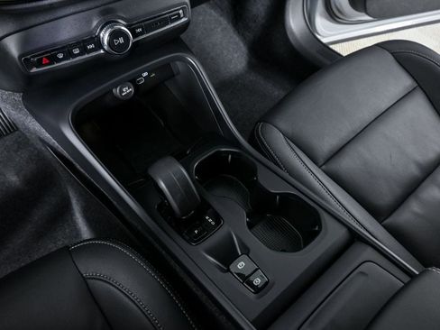 Certified 2025 Volvo XC40 B5 Core image 18