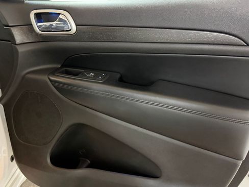Used 2017 Jeep Grand Cherokee Altitude RWD image 32
