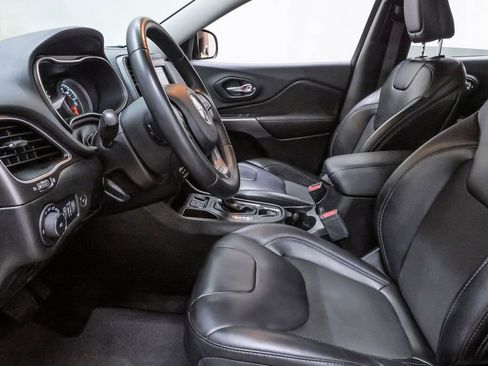 Used 2019 Jeep Cherokee Latitude Plus w/ Comfort/Convenience Group FWD image 9