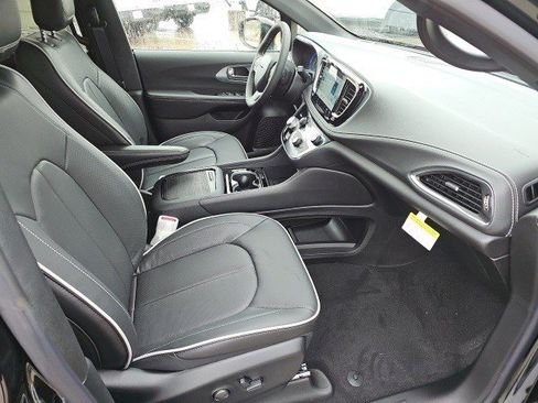 New 2026 Chrysler Pacifica Limited image 11