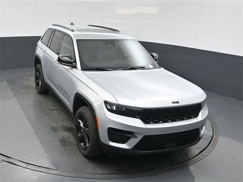 New 2025 Jeep Grand Cherokee Altitude image 35