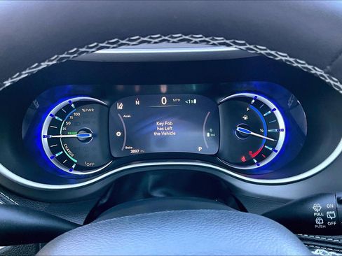 Used 2025 Chrysler Pacifica Select image 12