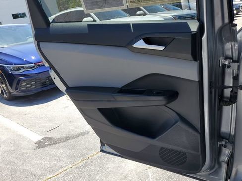 Certified 2022 Volkswagen Taos SE image 13