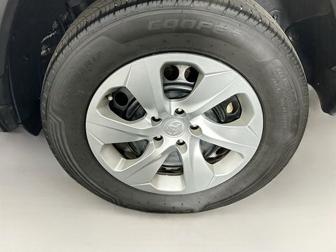 Used 2021 Toyota RAV4 LE image 11