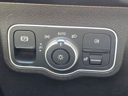 Used 2023 Mercedes-Benz EQB 300 4MATIC image 38