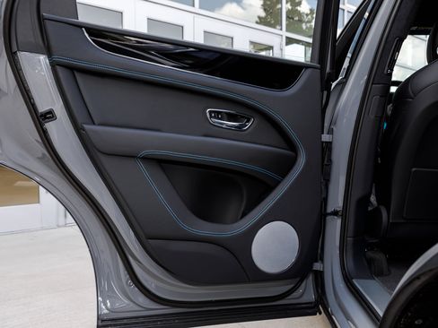 Used 2024 Bentley Bentayga image 24