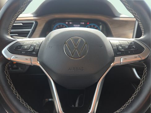 Used 2025 Volkswagen Atlas SE AWD/4WD image 19