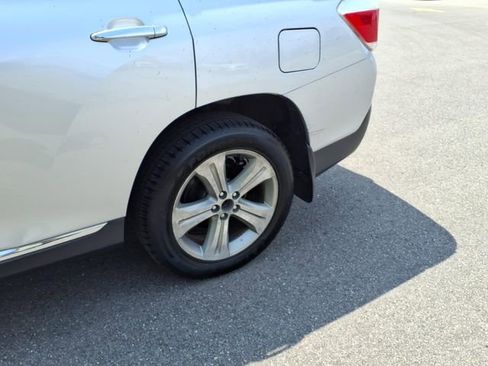 Used 2012 Toyota Highlander Limited w/ Tow Pkg AWD/4WD image 5