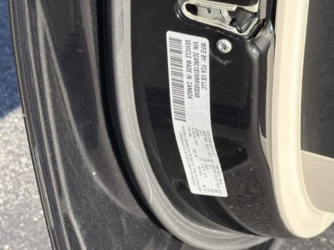 Used 2024 Chrysler Pacifica Select image 9