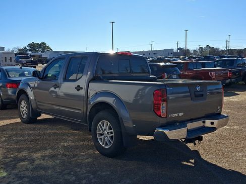 Used 2019 Nissan Frontier SV image 3