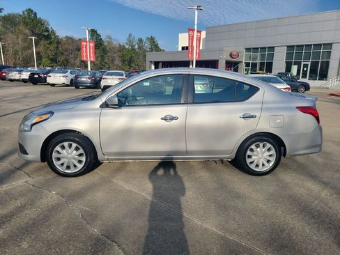 Used 2019 Nissan Versa SV image 2