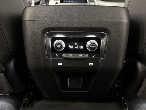 Used 2024 GMC Yukon XL SLT image 35