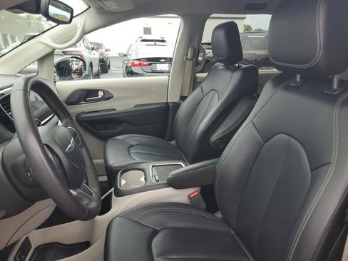 Used 2024 Chrysler Pacifica Touring-L FWD image 17