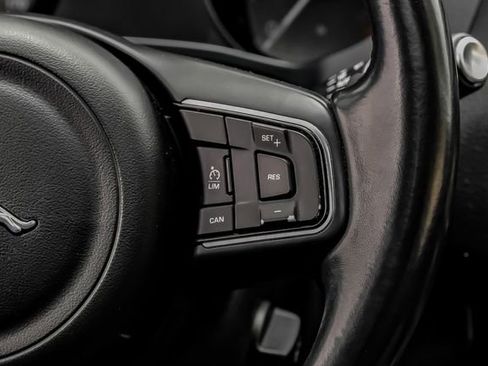 Used 2017 Jaguar F-PACE image 34