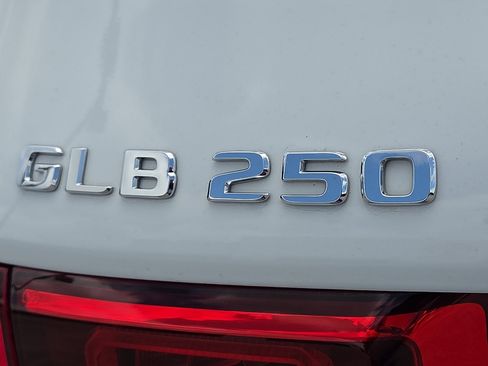 Used 2021 Mercedes-Benz GLB 250 4MATIC image 8