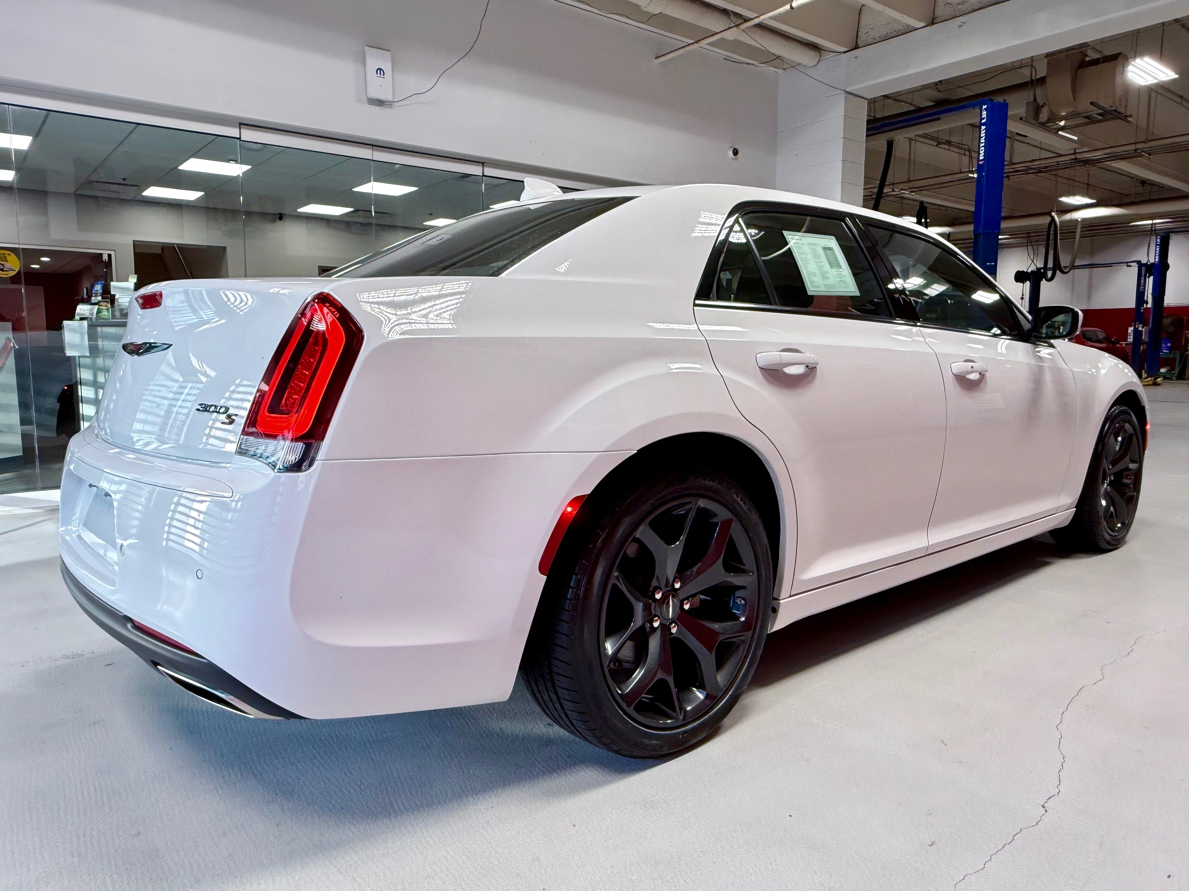 Certified 2022 Chrysler 300 S w/ Comfort Group RWD image 8