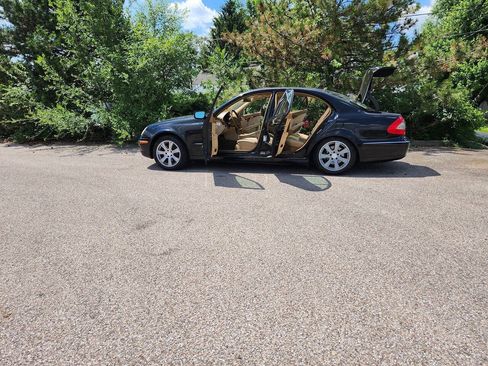 Used 2009 Mercedes-Benz E 350 4MATIC Sedan image 23