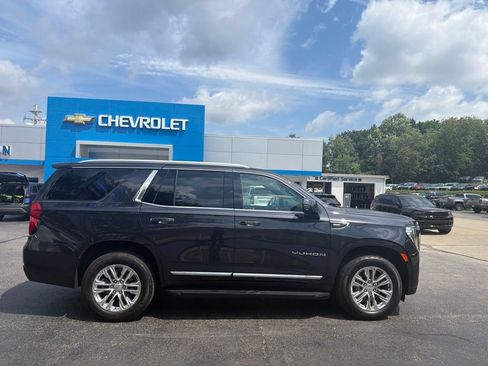 Used 2023 GMC Yukon SLT w/ SLT Luxury Package AWD/4WD image 2