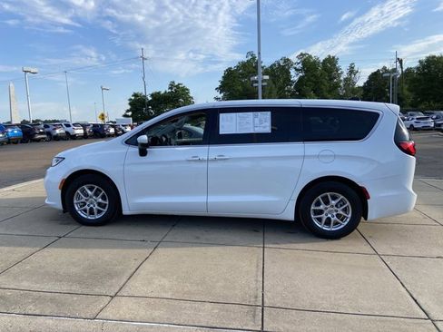 Used 2023 Chrysler Pacifica Touring-L FWD image 7