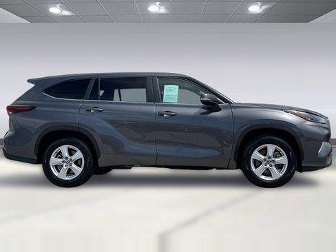 Used 2025 Toyota Highlander LE FWD image 7