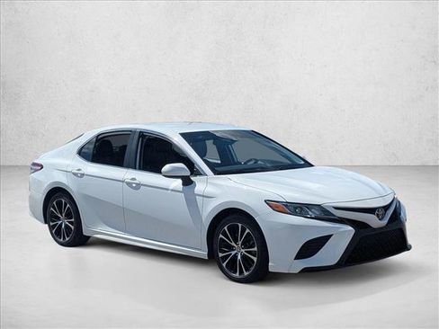 Used 2020 Toyota Camry SE FWD image 3
