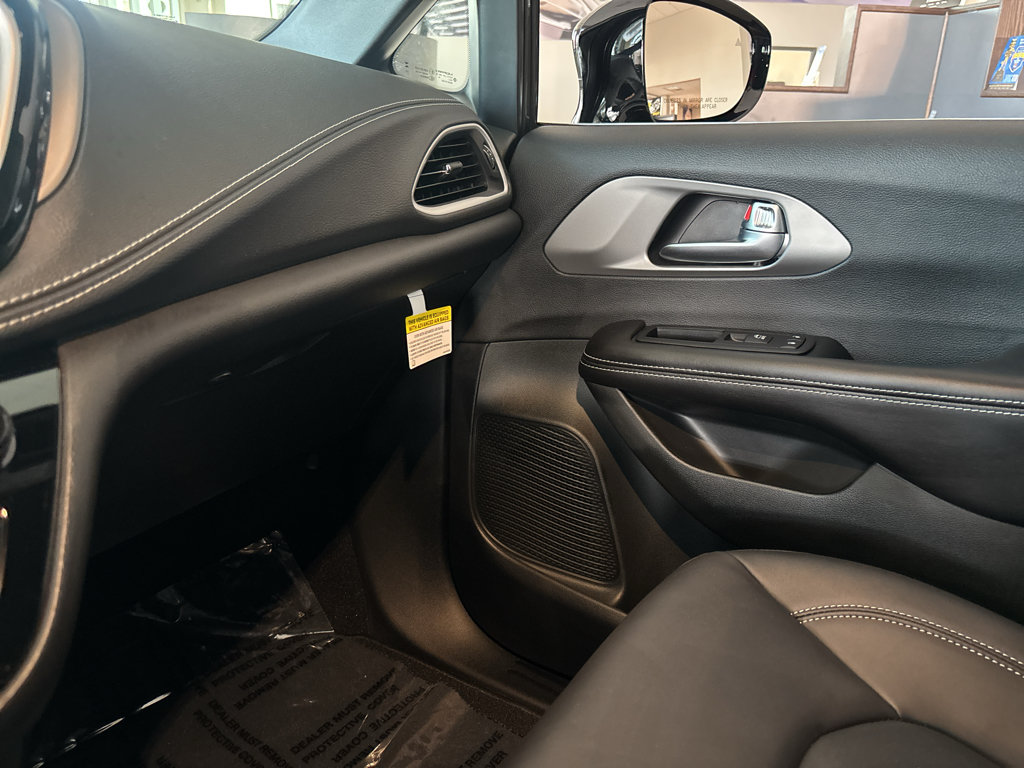 New 2027 Chrysler Pacifica Select FWD image 21