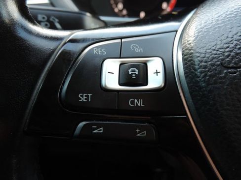 Used 2018 Volkswagen Tiguan SEL Premium FWD image 33