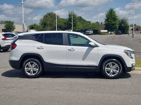 Used 2024 GMC Terrain SLE FWD image 2