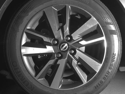 Used 2025 Nissan Versa SV image 12