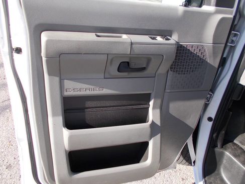 Used 2014 Ford E-250 and Econoline 250 w/ Power Group image 11