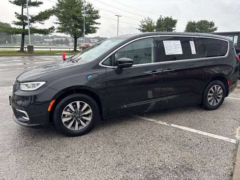 Used 2023 Chrysler Pacifica Touring-L FWD image 13