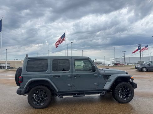 Used 2025 Jeep Wrangler Unlimited Sahara AWD/4WD image 21