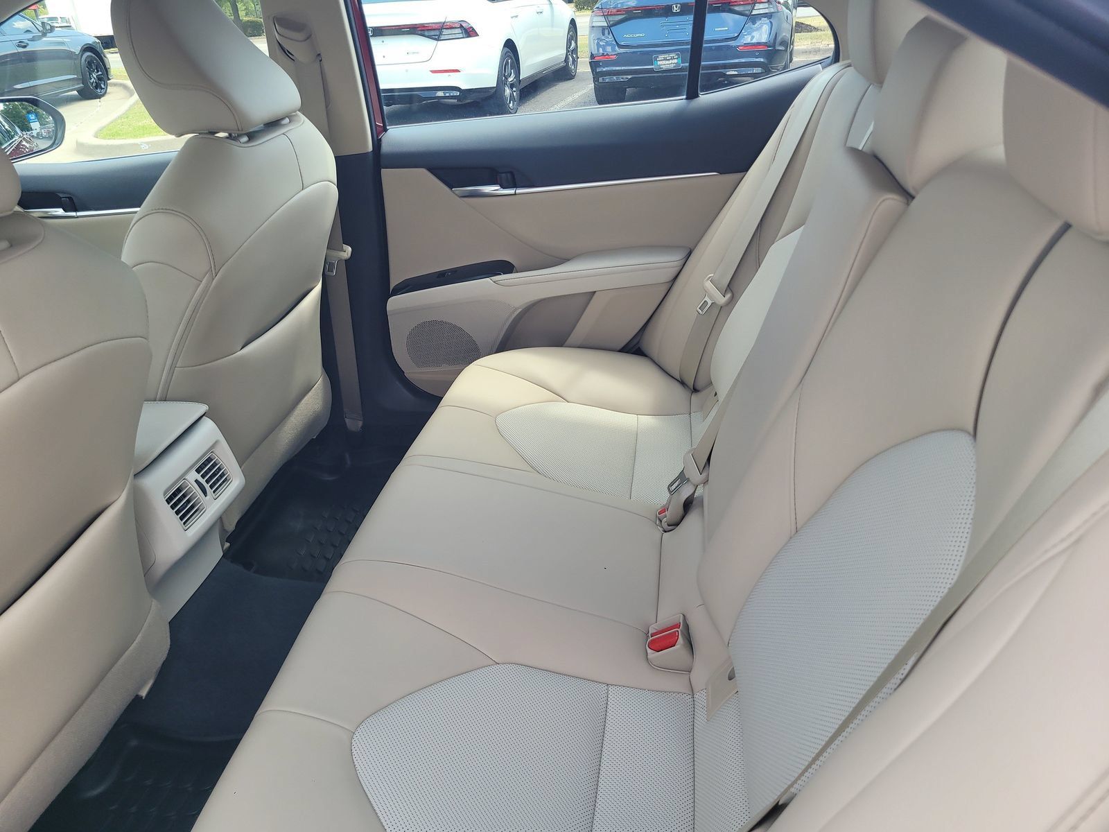 Used 2020 Toyota Camry XLE FWD image 23
