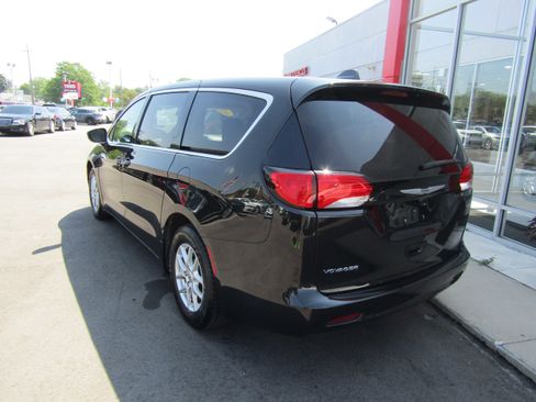 Used 2022 Chrysler Voyager LX image 3