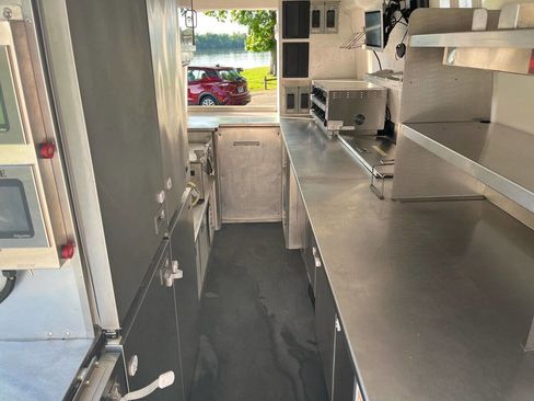 Used 2022 Mercedes-Benz Sprinter 4500 image 25