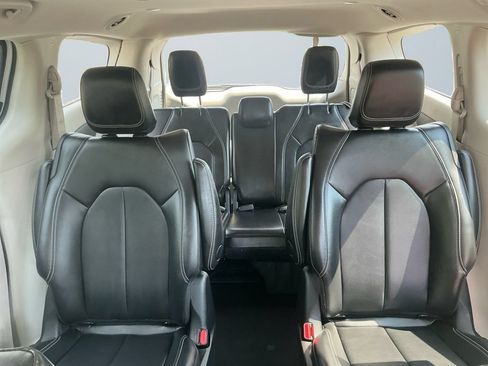 Used 2024 Chrysler Pacifica Limited FWD image 14