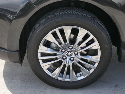 Used 2024 Toyota Venza XLE image 10