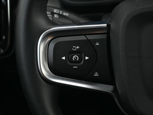 Used 2025 Volvo XC40 B5 Core image 30