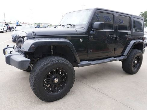 Used 2018 Jeep Wrangler Unlimited Sahara w/ Connectivity Group AWD/4WD image 3