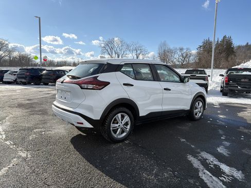 Used 2022 Nissan Kicks S image 5