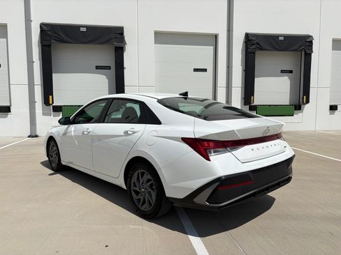 Used 2026 Hyundai Elantra Hybrid FWD image 5