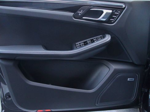 Certified 2023 Porsche Macan AWD/4WD image 8