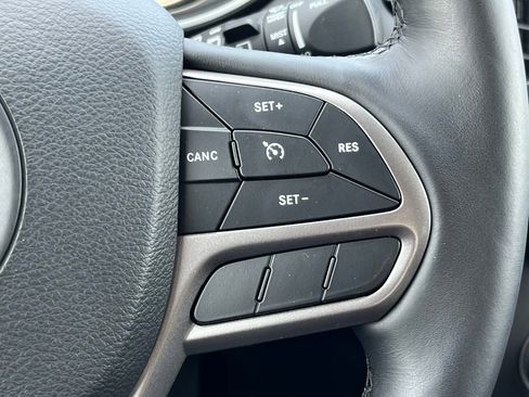 Used 2019 Jeep Cherokee Latitude Plus w/ Cold Weather Group AWD/4WD image 21