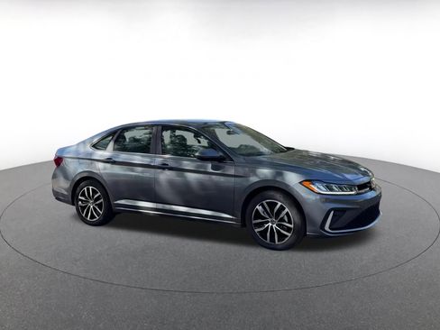 Used 2025 Volkswagen Jetta SE image 2