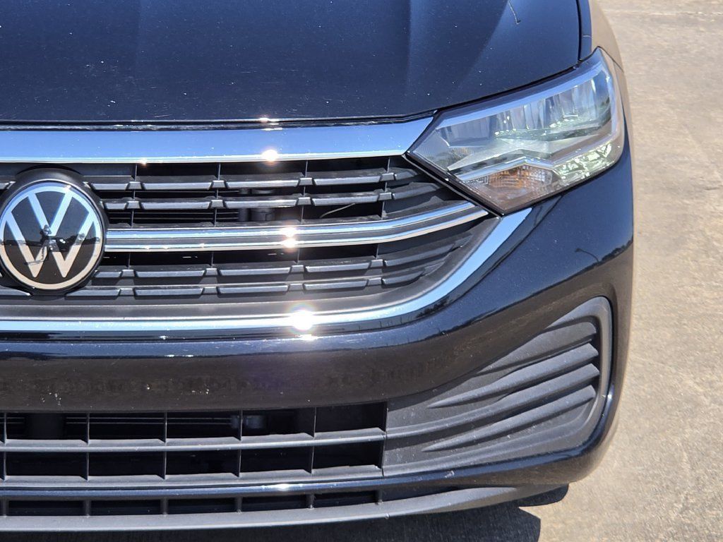 Used 2024 Volkswagen Jetta SE FWD image 4